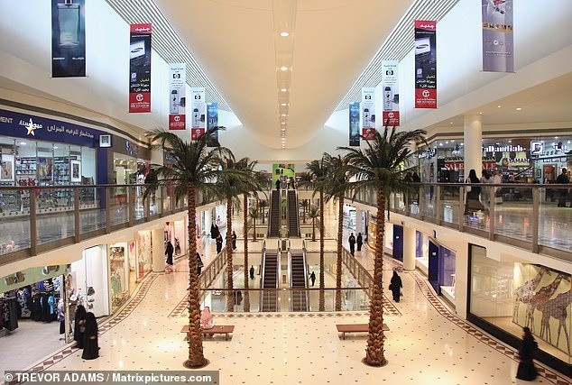 Những trung tâm mua sắm xa xỉ là điểm đến yêu thích của các nàng WAGs. Ảnh: Matrixpictures.