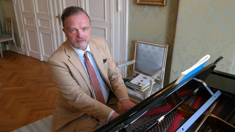 Hoàng tử Alexander cho rằng Harry tự hạ thấp mình khi qua lại với kẻ mạo danh.