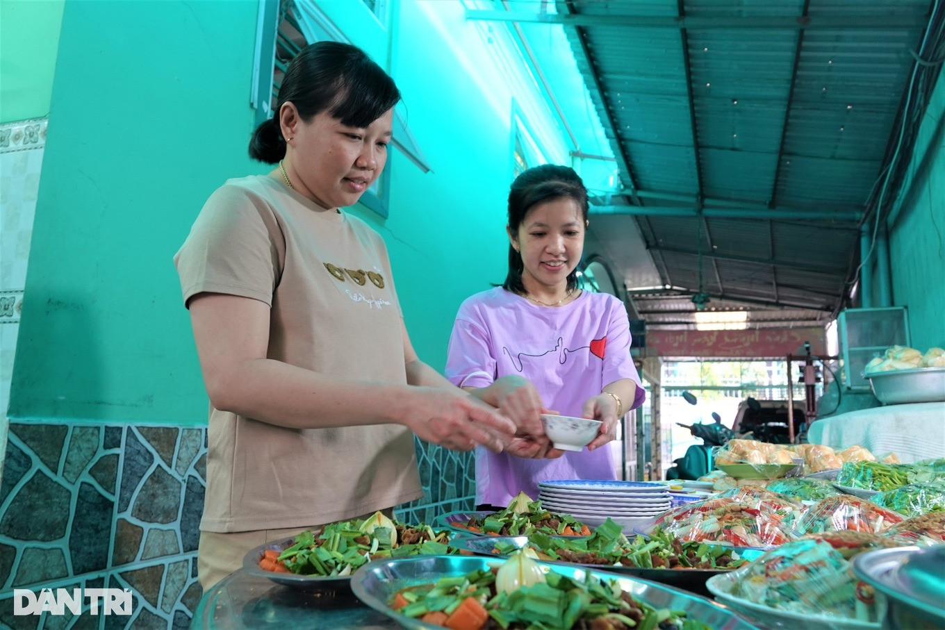 Chị Đào và em gái cùng phụ chuẩn bị cho buổi tiệc tất niên của cả khu trọ (Ảnh: Nguyễn Vy).