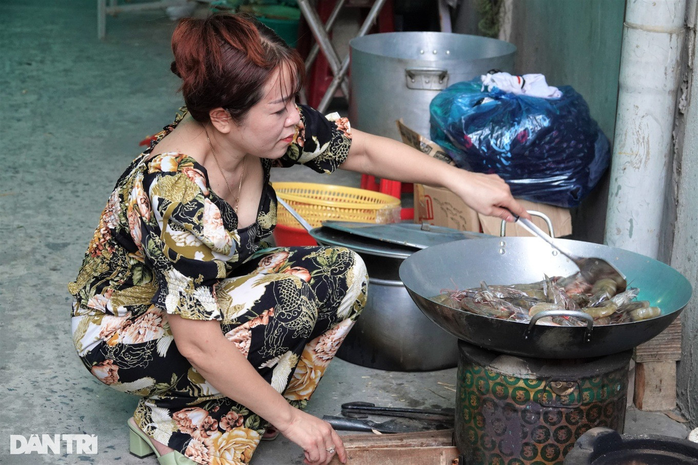 Các món ăn do gia đình ông Hương và công nhân ở khu trọ cùng nấu nướng, chuẩn bị (Ảnh: Nguyễn Vy).