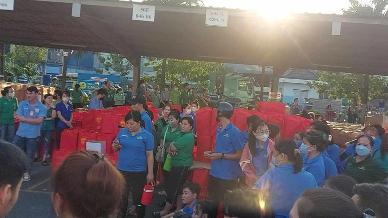 Công nhân tập trung phản đối phần quà Tết của công đoàn do "quá hẻo" - Ảnh: T.T