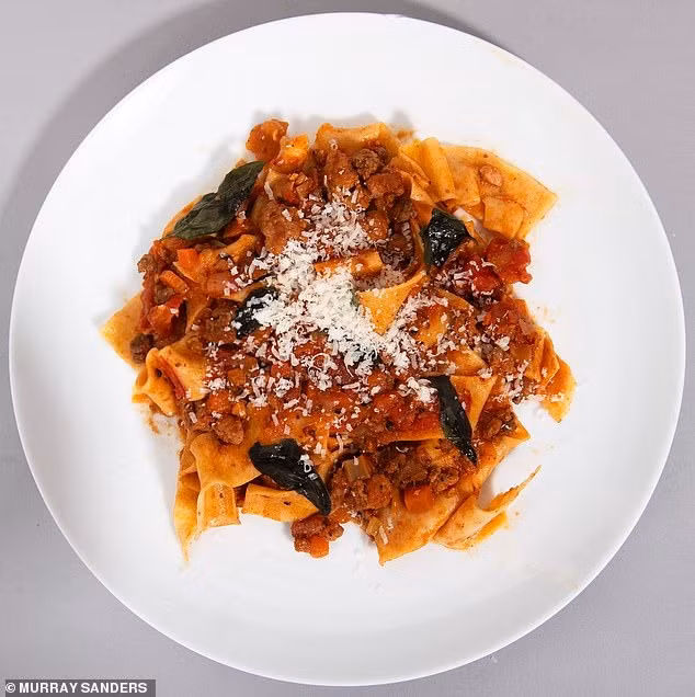 Món bò Wagyu Bolognese nấu chậm. Ảnh: Daily Mail.