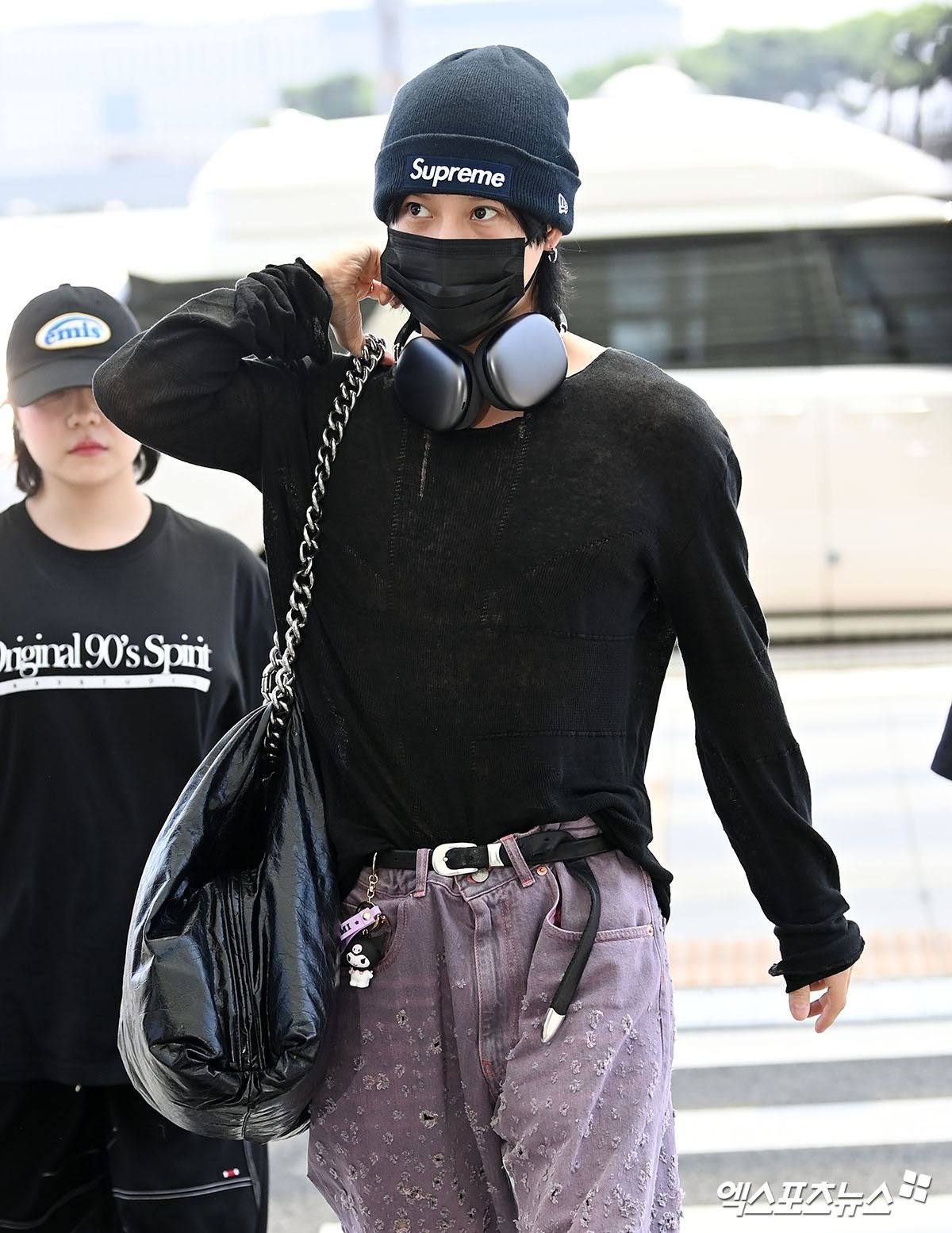 Nhà báo Kang Nae Ri than phiền không thể chấp nhận được nhìn ảnh đó của nam thần tượng. “Chiếc quần màu tím có nhiều lỗ thủng khiến người ta nghĩ anh ấy muốn người nhìn mắc trypophobia (hội chứng sợ lỗ)”, cô nói đùa. Nhà báo Kang Nae Ri than phiền không thể chấp nhận được nhìn ảnh đó của nam thần tượng. “Chiếc quần màu tím có nhiều lỗ thủng khiến người ta nghĩ anh ấy muốn người nhìn mắc trypophobia (hội chứng sợ lỗ)”, cô nói đùa.