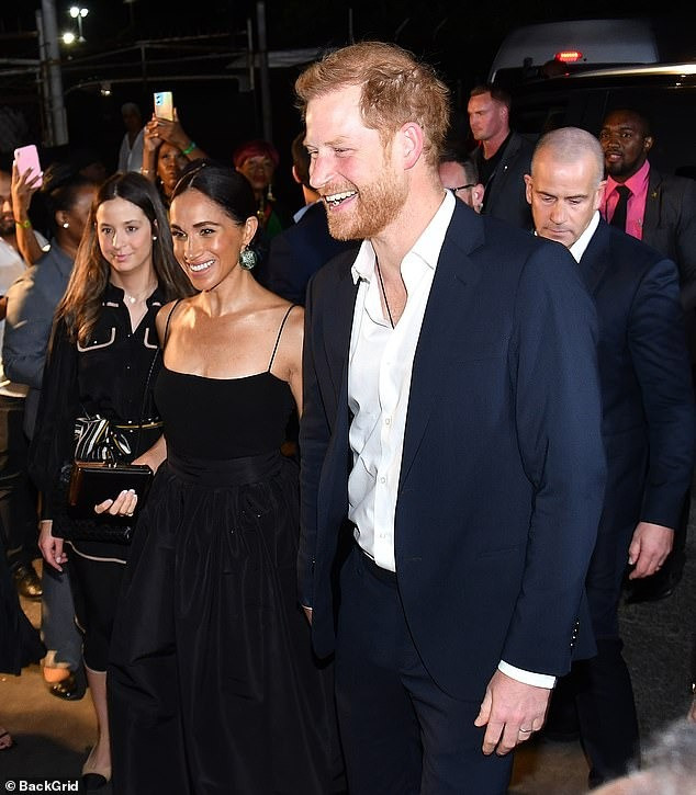 Harry và Meghan bị tố thách thức Hoàng gia Anh. Ảnh: BackGrid.