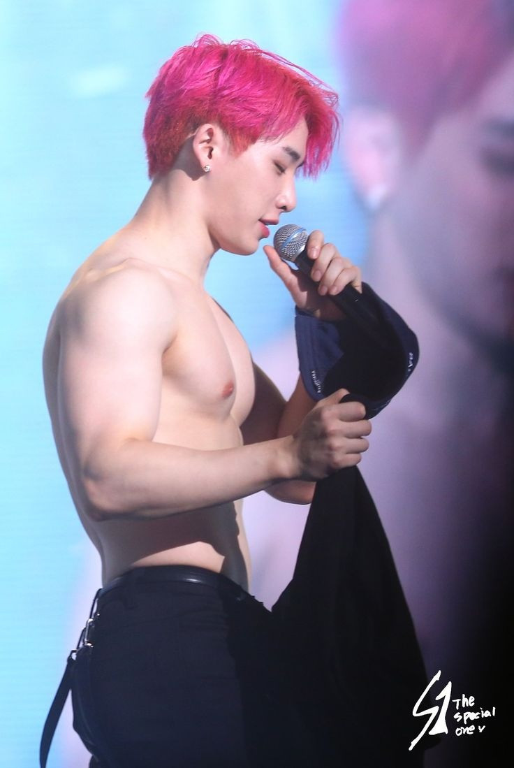 Wonho là nam thần tượng duy nhất có tên trong danh sách. Anh không mặc mốt under-boob nhưng vẫn gây ấn tượng bởi cơ ngực căng đét. 495 người bỏ phiếu cho nam thần tượng, giúp anh lọt vào Top 3.