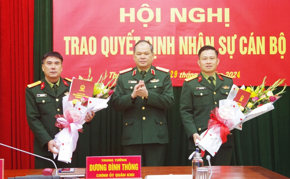 Trung tướng Dương Đình Thông, Bí thư Đảng ủy, Chính ủy Quân khu 1, trao quyết định bổ nhiệm chức vụ và tặng hoa chúc mừng Đại tá Trần Ngọc Tiến (bên trái), Thượng tá Ân Trung Tuyến. Ảnh: Chinhphu.vn. Trung tướng Dương Đình Thông, Bí thư Đảng ủy, Chính ủy Quân khu 1, trao quyết định bổ nhiệm chức vụ và tặng hoa chúc mừng Đại tá Trần Ngọc Tiến (bên trái), Thượng tá Ân Trung Tuyến. Ảnh: Chinhphu.vn.
