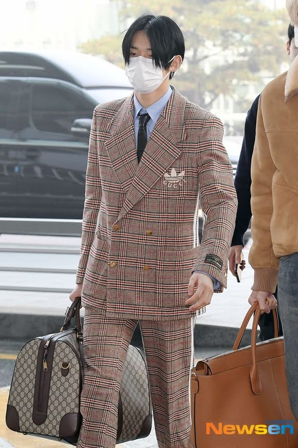 Họ cho rằng việc kết hợp quần áo và túi chi chít họa tiết mang đến cảm giác chóng mặt cho người nhìn. Dù ngoại hình của Yeonjun luôn được đánh giá cao, bộ đồ trông quá nghiêm túc và có phần già dặn. Họ cho rằng việc kết hợp quần áo và túi chi chít họa tiết mang đến cảm giác chóng mặt cho người nhìn. Dù ngoại hình của Yeonjun luôn được đánh giá cao, bộ đồ trông quá nghiêm túc và có phần già dặn.