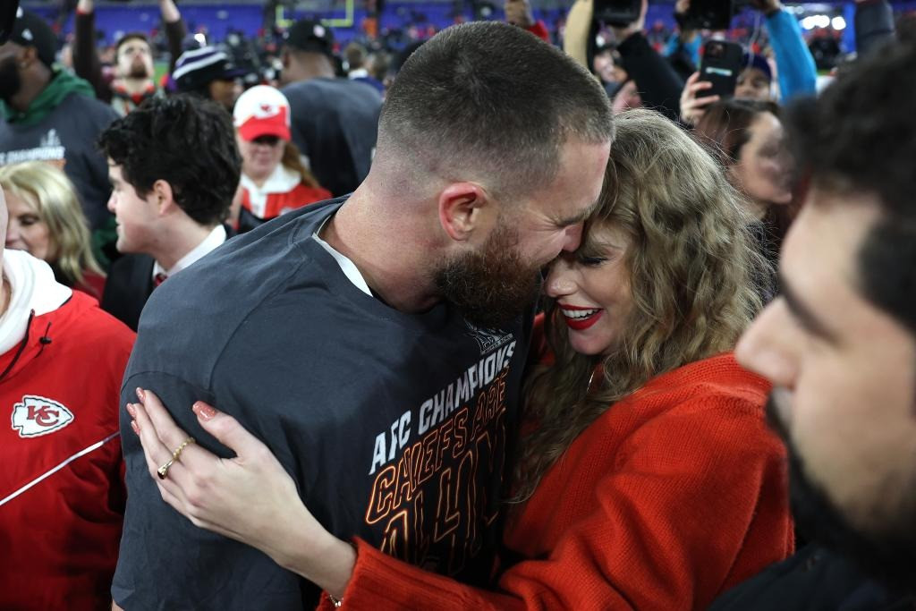 Taylor Swift - Travis Kelce hiện là một trong những cặp đôi quyền lực nhất showbiz thế giới. Ảnh: Getty Images. Taylor Swift - Travis Kelce hiện là một trong những cặp đôi quyền lực nhất showbiz thế giới. Ảnh: Getty Images.