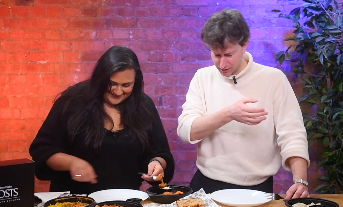 David Ellis nhăn nhó sau khi ăn món súp lơ chiên. Ảnh: Standard. David Ellis nhăn nhó sau khi ăn món súp lơ chiên. Ảnh: Standard.