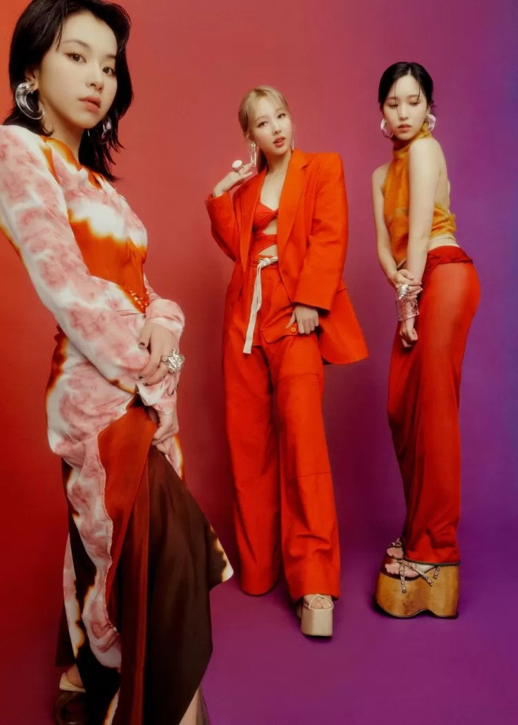 Nayeon (Twice) chốt Top 10 khi nhận được 4% phiếu bầu (134 phiếu). So với sao Âu-Mỹ, đa số thần tượng Kpop diện mốt under-boob tiết chế và tinh tế hơn. Bên cạnh đó, ngoại hình nhỏ nhắn của người châu Á giúp họ có thể mặc lộ da thịt mà không gây phản cảm.