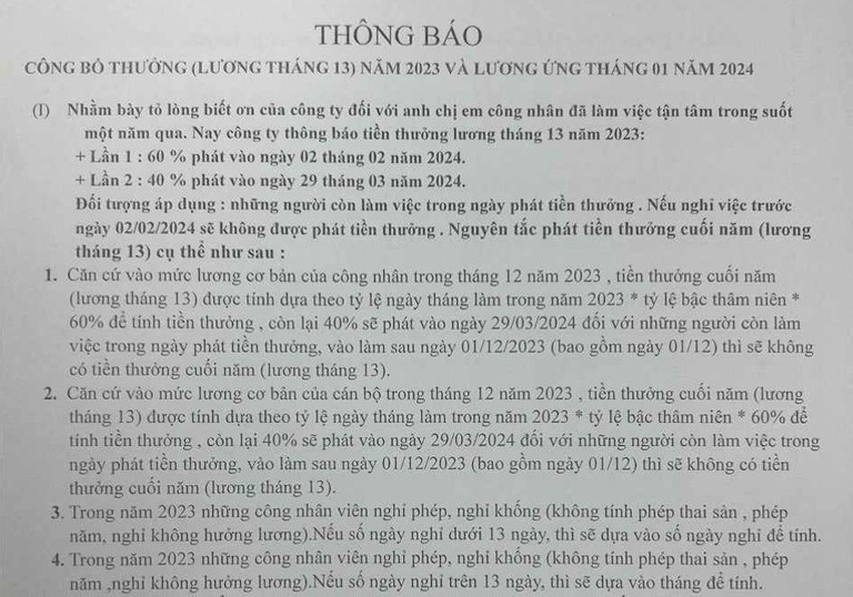 Thông báo của một doanh nghiệp giữ lại 40% tiền thưởng tháng 13 - Ảnh: T.T