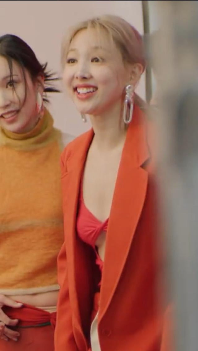 Nayeon (Twice) chốt Top 10 khi nhận được 4% phiếu bầu (134 phiếu). So với sao Âu-Mỹ, đa số thần tượng Kpop diện mốt under-boob tiết chế và tinh tế hơn. Bên cạnh đó, ngoại hình nhỏ nhắn của người châu Á giúp họ có thể mặc lộ da thịt mà không gây phản cảm.