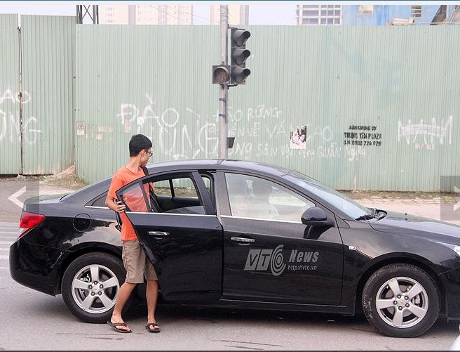 Kết thúc môn thi Ngữ Văn, sĩ tử nhanh chóng dời trường thi trên những chiếc xe của gia đình