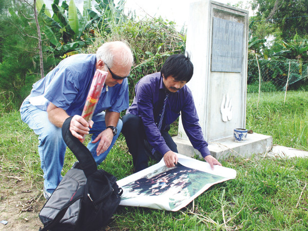 Ông Ronald Haeberle và Trần Văn Đức tìm lại dấu tích ngày trước. Ảnh: Trương Duy Nhất