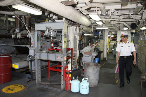 Một góc "nội thất" tàu USNS Salvor. Một góc