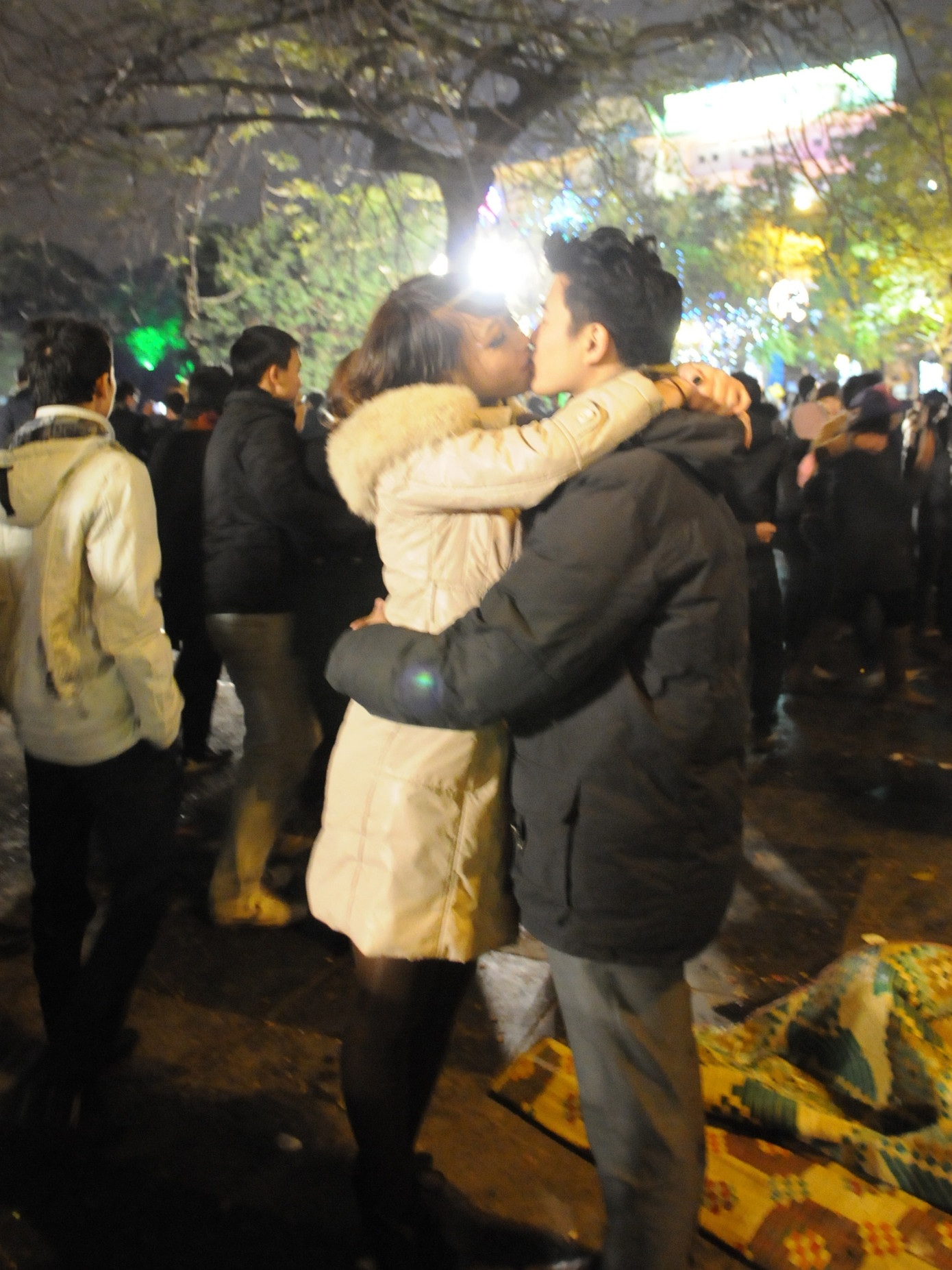 Trao nhau nụ hôn nồng cháy đầu năm mới