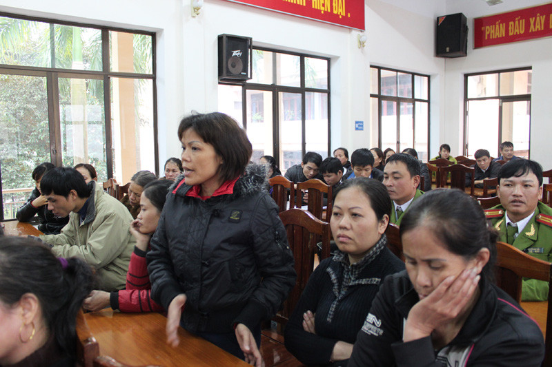 Người dân nêu ý kiến. Ảnh: Hoàng Lam