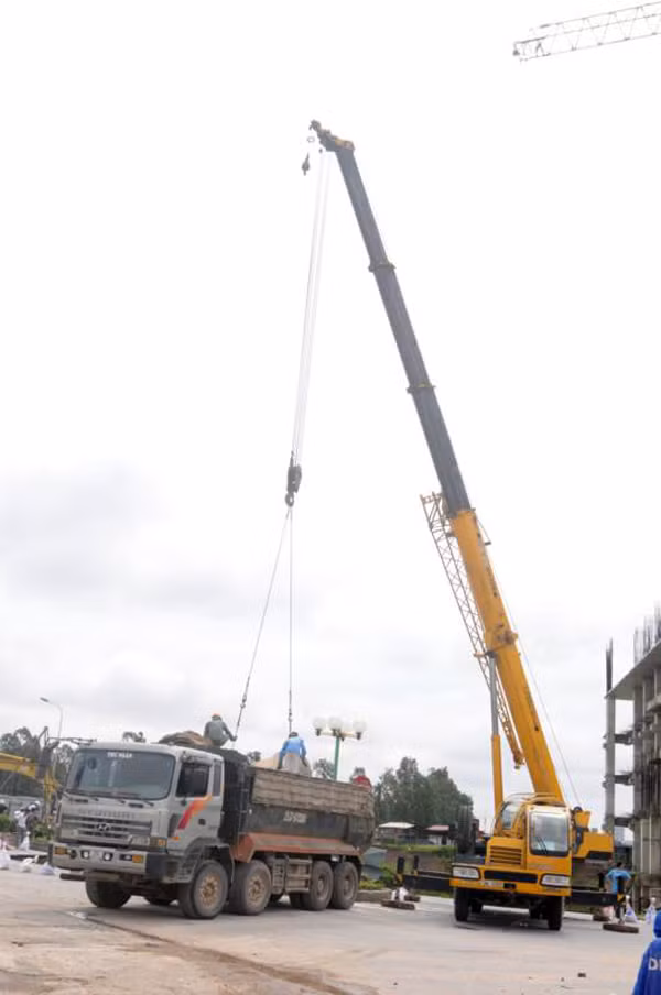 Các ống cống và khối bê tông, đất cát bị sụt lún được vận chuyển đi nơi khác