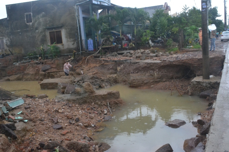 Cuốn nhà, đục đường bởi bom nước dội về đêm tại P. Nhơn Hưng. Ảnh Việt Hương