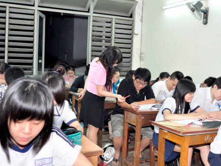 Quỳnh Trâm hiện đứng lớp dạy kèm, ôn thi đại học cho các em học sinh nghèo, học lực yếu