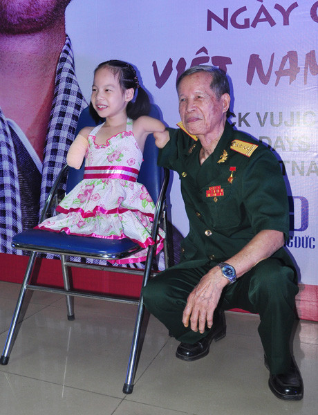 Anh hùng La Văn Cầu không ngần ngại vén áo để 