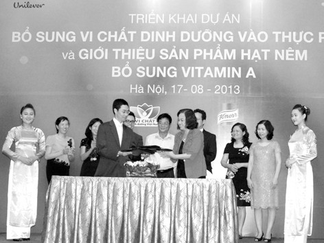 Lễ ký kết dự án giữa ông Lê Văn Vinh - GĐĐH ngành hàng thực phẩm Cty TNHH Q.tế Unilever Việt Nam và bà Lê Thị Hợp - Viện trưởng viện dinh dưỡng Quốc gia