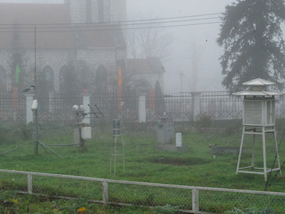 Trạm Khí tượng Sa Pa (tỉnh Lào Cai) trong tiết rét hại sáng sớm thứ ba (17-5) Ảnh: Lưu Minh Hải