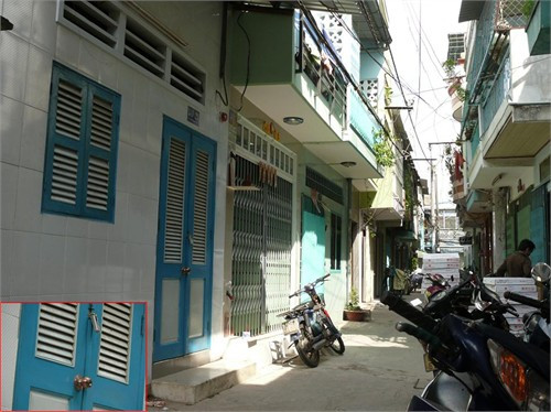 Giờ ngôi nhà mới được sửa sang lại từ lúc cụ thành tỷ phú trở nên vắng tanh, cánh cửa lúc nào cũng khóa im ỉm