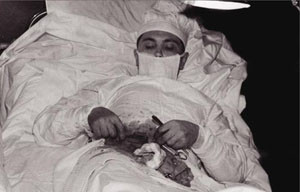 Bác sĩ Leonid tự phẫu thuật cho mình. Bác sĩ Leonid tự phẫu thuật cho mình