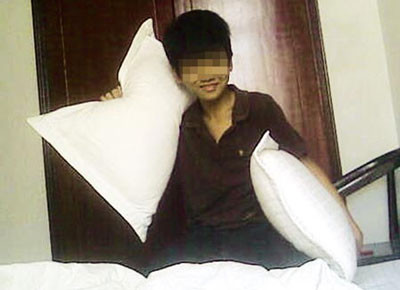 Ảnh một bé trai do Hận chụp trong một nhà nghỉ được Hận trưng trên blog cá nhân