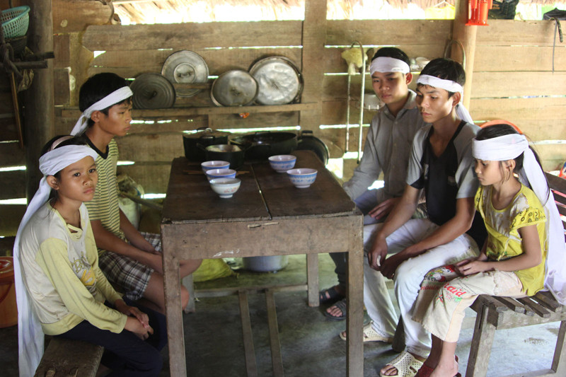 Tương lai mù mịt phía trước của 6 anh em Trường . Tương lai mù mịt phía trước của 6 anh em Trường