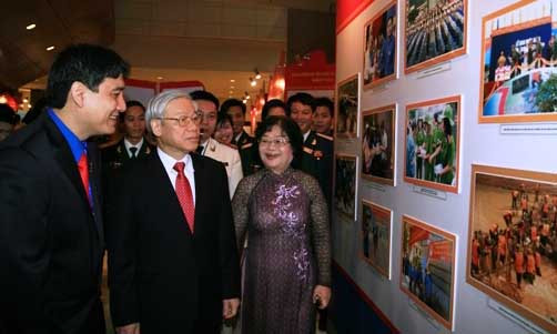 Đồng chí Nguyễn Phú Trọng- Tổng Bí thư BCH T.Ư Đảng (giữa) cùng đ/c Trương Mỹ Hoa- Nguyên Phó Chủ tịch nước và đ/c Nguyễn Đắc Vinh- Bí thư Thứ nhất T.Ư Đoàn tham quan triển lãm ảnh tại ĐH