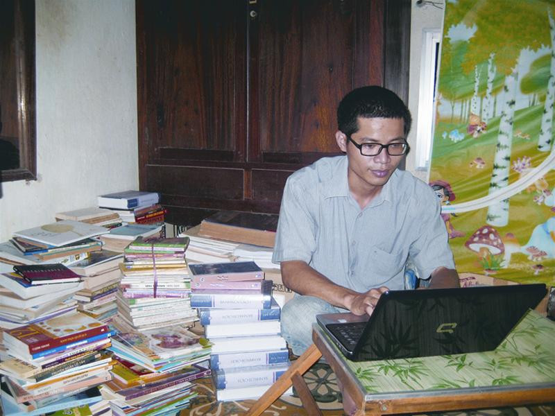 Quang Thạch đang đưa "hành khất phẩm" vào danh mục sách. Ảnh: P.N