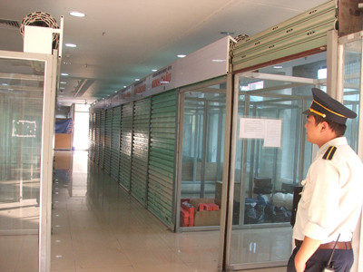 Nhiều gian hàng trong chợ Hàng Da bỏ trống. Ảnh: Minh Tuấn