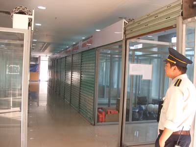 Nhiều gian hàng trong chợ Hàng Da bỏ trống. Ảnh: Minh Tuấn