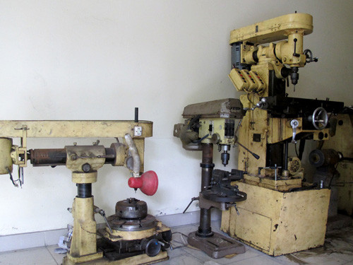 Các thiết bị đắt tiền để chế tạo chính xác từng bộ phận khẩu súng