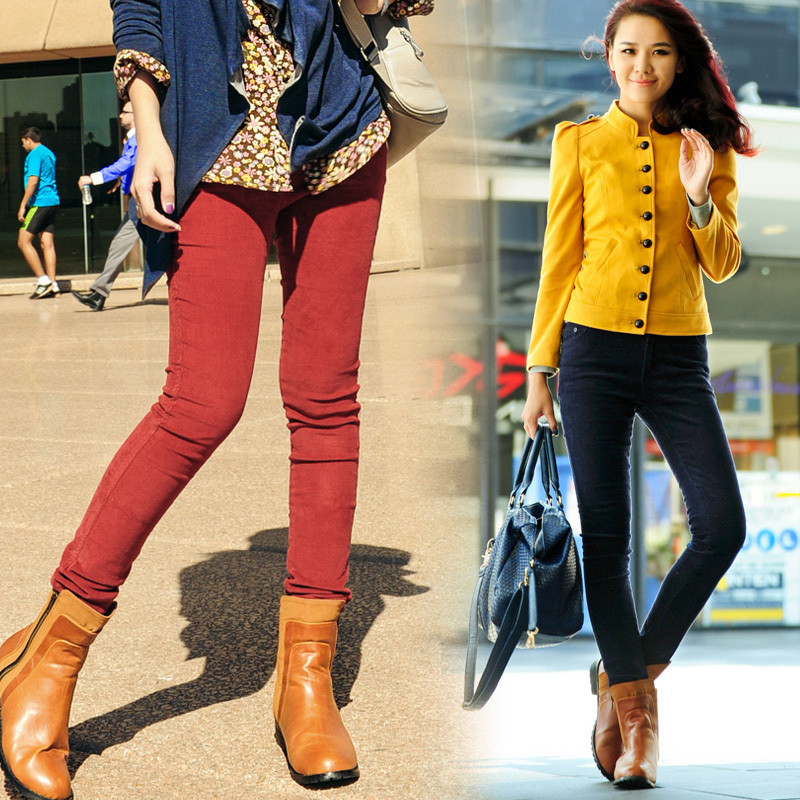 Áo phao, áo da hay những item cotton pha nilon khó thấm nước chính là những món đồ hoàn hảo cho những ngày mưa phùn thế này. Ngoài ra những kiểu áo sơ mi, đặc biệt là sơ mi denim cũng là một lựa chọn không tồi đâu nhé! Shorts, chân váy cotton tiện dụng hay skinny jeans sẽ giúp bạn cảm thấy năng động và thoải mái hơn. Cuối cùng là giữ cho đôi chân khỏi ướt bằng một đôi ủng đi mưa thật xinh, hay boots và giày da... vậy là bạn đã có ngay set đồ đi mưa thật hợp lý và thời trang rồi đấy!