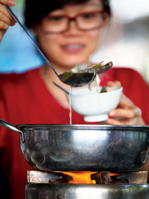 Nhiều người vẫn ngộ nhận kính đeo mắt nào cũng có tác dụng bảo vệ mắt, đôi khi là ngược lại. Ảnh: Hồng Thái