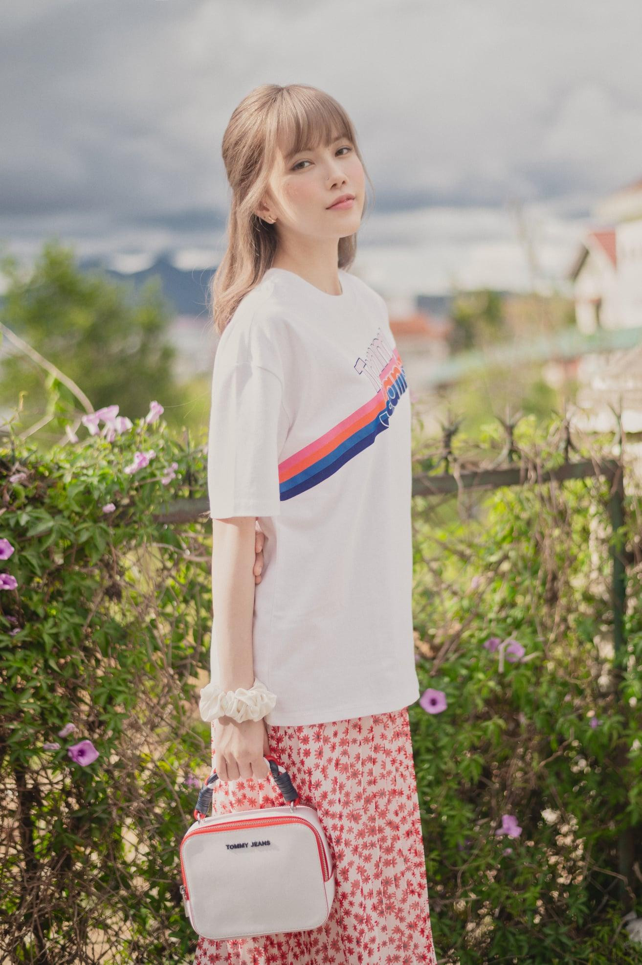 Muôn kiểu váy áo &quot;bánh bèo&quot; được cô sử dụng trong MV.