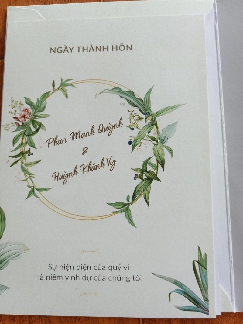 Thiệp cưới đơn giản nhưng không kém phần sang trọng của Phan Mạnh Quỳnh. Thiệp cưới đơn giản nhưng không kém phần sang trọng của Phan Mạnh Quỳnh.