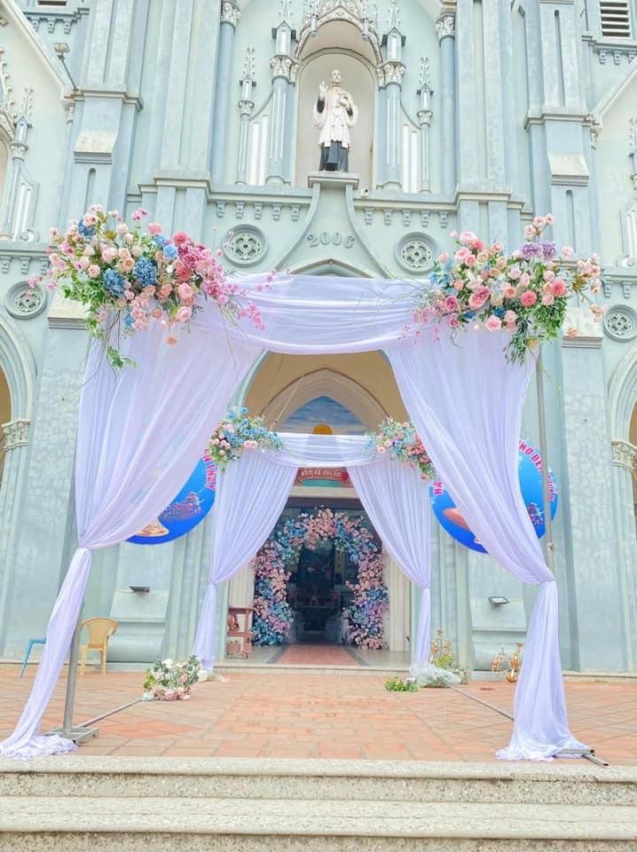 Không gian nhà thờ được trang hoàng trong lễ hôn phối của Phan Mạnh Quỳnh. Không gian nhà thờ được trang hoàng trong lễ hôn phối của Phan Mạnh Quỳnh.