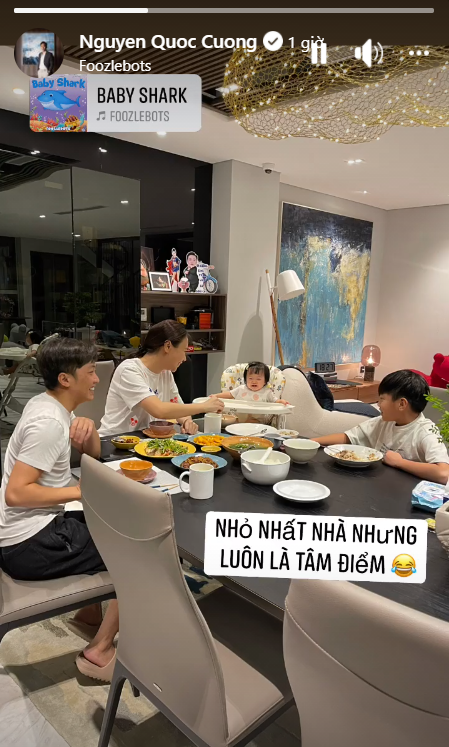 Khoảnh khắc gia đình Cường Đôla ăn uống cùng nhau. Khoảnh khắc gia đình Cường Đôla ăn uống cùng nhau.