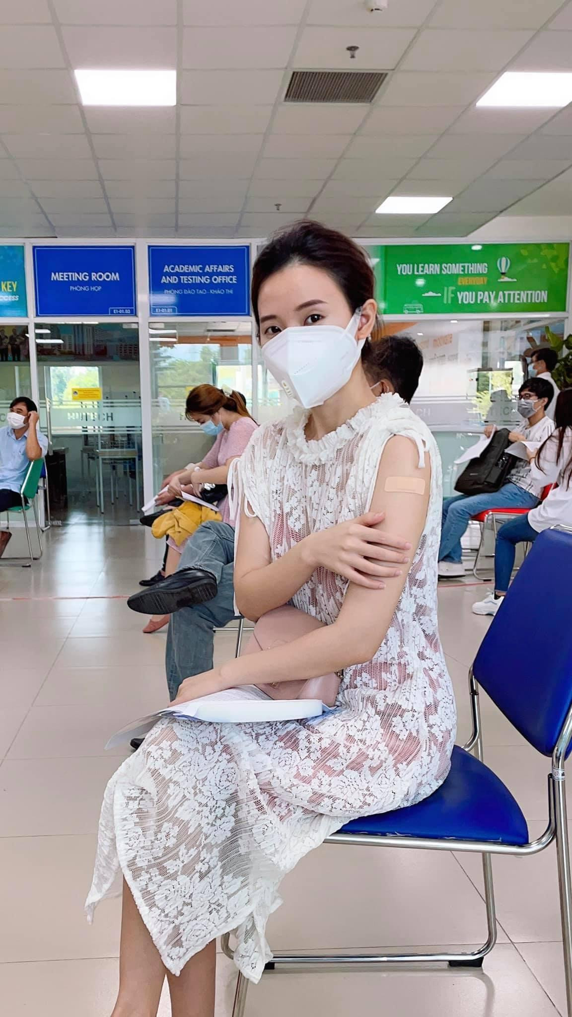 Midu tiêm vắc-xin COVID-19 cùng các thầy cô trường Đại học HUTECH. Midu tiêm vắc-xin COVID-19 cùng các thầy cô trường Đại học HUTECH.