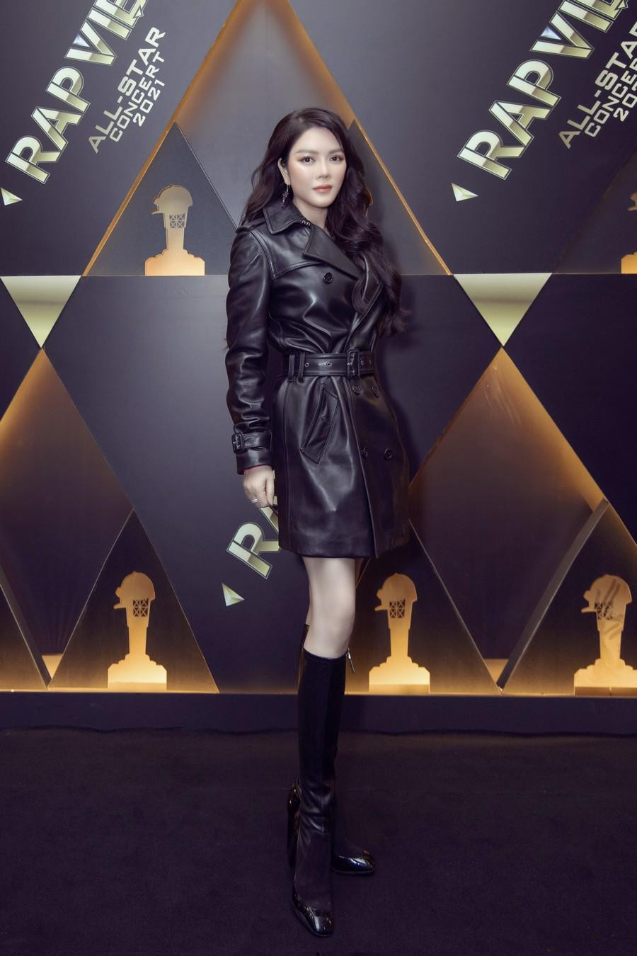 Bộ trang phục có giá 2 tỷ đồng của nữ nghệ sĩ. Bộ trang phục có giá 2 tỷ đồng của nữ nghệ sĩ.