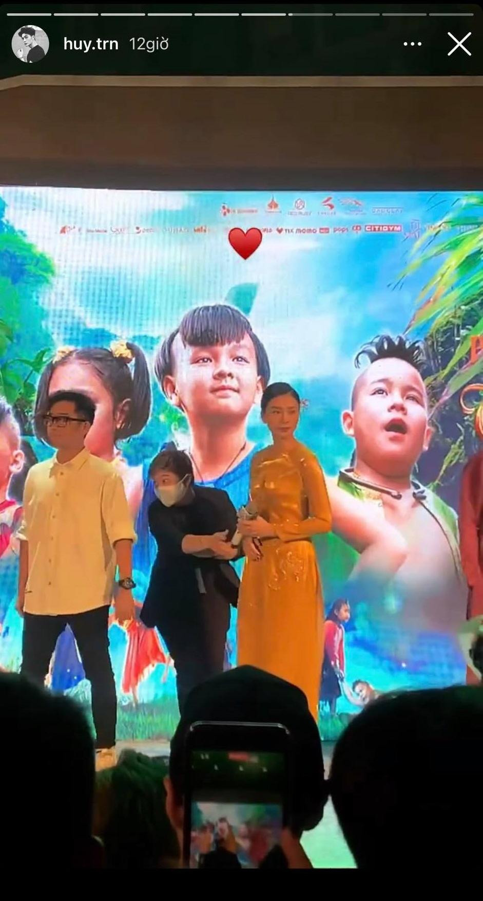 Anh chăm chú xem và ghi lại hình ảnh của Ngô Thanh Vân. Anh chăm chú xem và ghi lại hình ảnh của Ngô Thanh Vân.