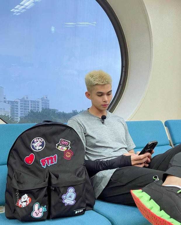Jun Phạm nhuộm tóc mới, mua balo nhóm nhạc BTS khiến netizen trầm trồ. Jun Phạm nhuộm tóc mới, mua balo nhóm nhạc BTS khiến netizen trầm trồ.