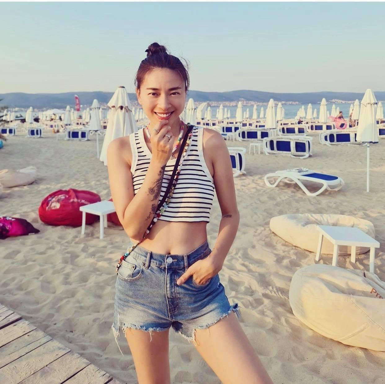 Cô phối đồ đơn giản nhưng vẫn có điểm nhấn tạo nên vẻ năng động. Cô phối đồ đơn giản nhưng vẫn có điểm nhấn tạo nên vẻ năng động.