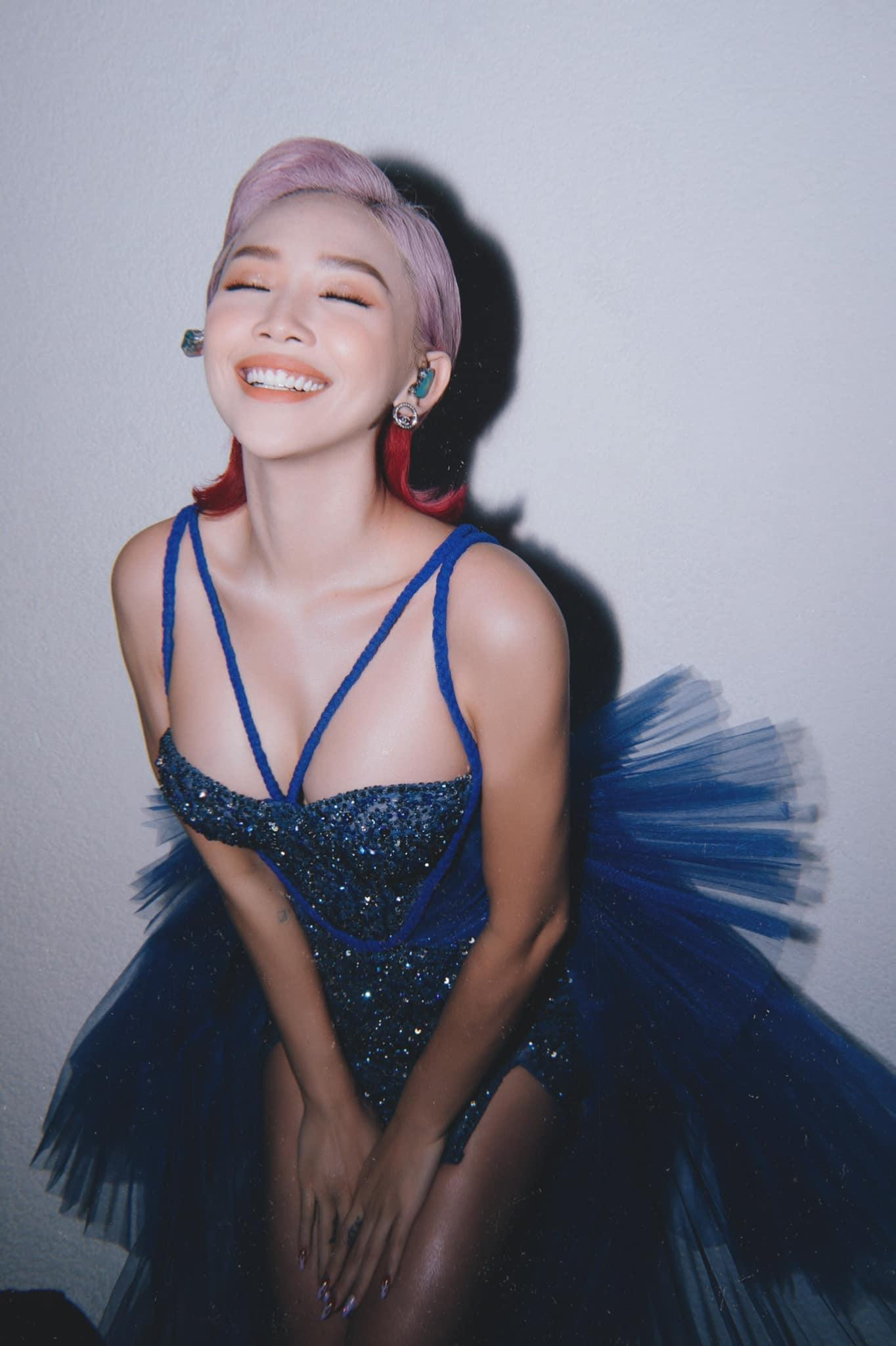 Giọng ca Có Ai Thương Em Như Anh mong mọi người giữ gìn sức khỏe trong thời điểm này. Giọng ca Có Ai Thương Em Như Anh mong mọi người giữ gìn sức khỏe trong thời điểm này.