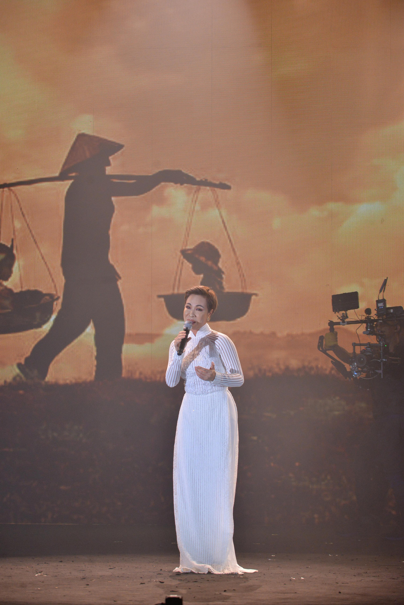 Giọng ca "Chờ Người Nơi Ấy" duyên dáng với áo dài.