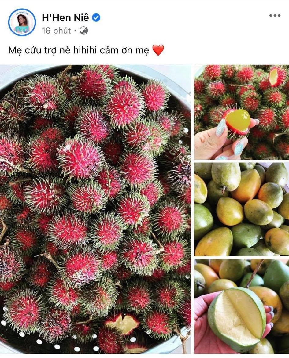 H'Hen Niê nhận "hàng cứu trợ" là các loại trái cây được mẹ gửi từ quê lên. H'Hen Niê nhận "hàng cứu trợ" là các loại trái cây được mẹ gửi từ quê lên.